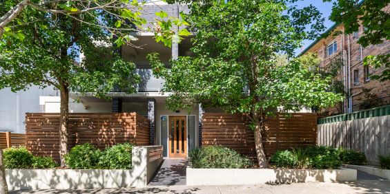 Impeccably designed living on one of St Kilda's best streets - Photo 3