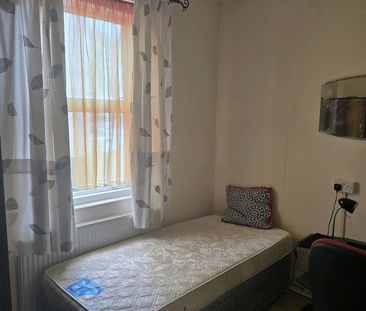 Room in a Shared House, Forty Lane, HA9 - Photo 4