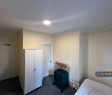 1 bedroom in a flat share to rent - Photo 2