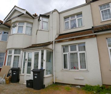 Guide Price £1,000 pcm - Available Now - Part Furnished - Photo 4