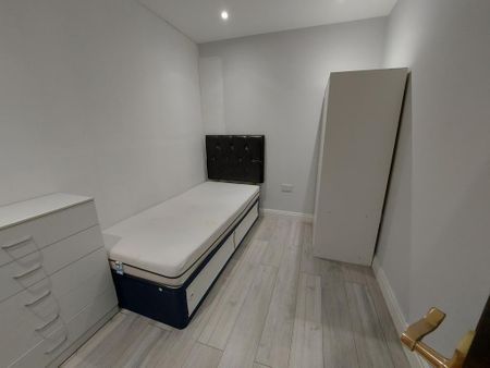 4 bedroom semi-detached house to rent - Photo 4