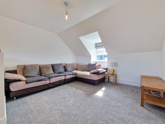 2 bedroom Flat To Let - Photo 1