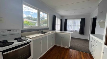 Sunny Family Home - Photo 2