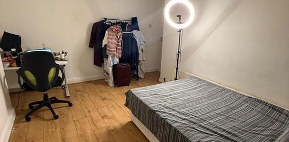 1 bedroom in a house share to rent - Photo 2