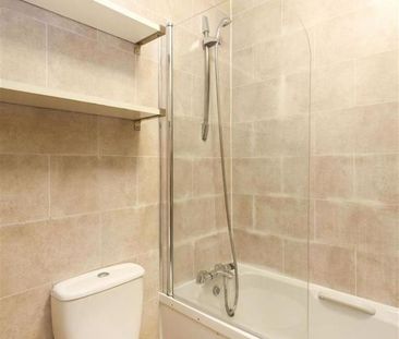 3 bedroom flat to rent - Photo 6
