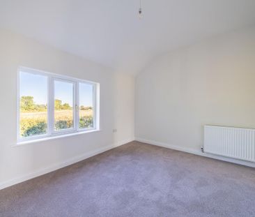 2 bedroom semi-detached house to rent - Photo 6