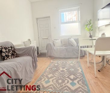 4 Bedroom Mid Terraced House - Photo 3