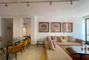 Apartamento amueblado de 3 dormitorios y 2 baños con patio en la Plaza de Cort, Palma.