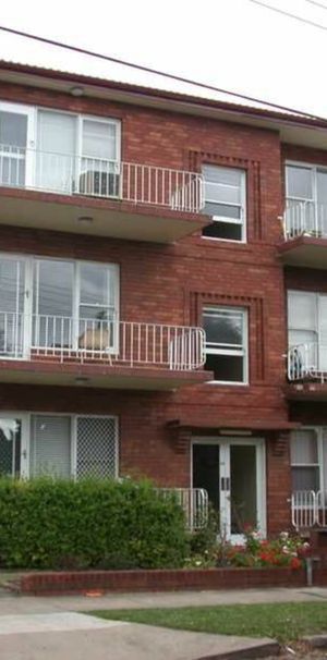 2 BEDROOM APARTMENT GREAT LOCATION - SHORT WALK TO STRATHFIELD STATION - Photo 1