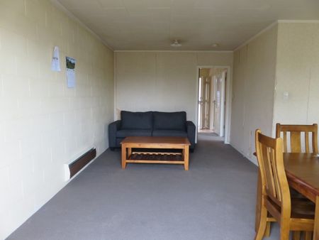 Located in the heart of Hamilton East, this two bedroom one bathroom unit is in close proximity to the University of Waikato, Hamilton Boys High School and local cafes. - Photo 2