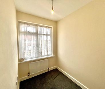 4 bedroom semi-detached house to rent - Photo 4