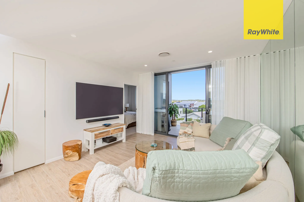 Luxury Living Awaits - Stylish 3-Bedroom Apartment in Hope Island Resort - Photo 1