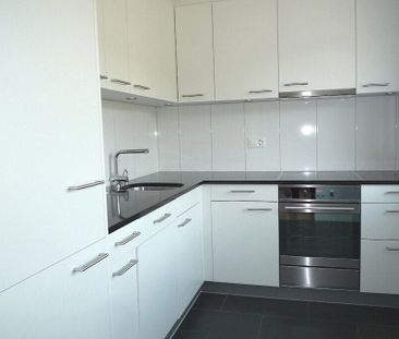 Grosse 4.5-ZW à 112 m2 im 2. OG mit Bergsicht - Foto 2