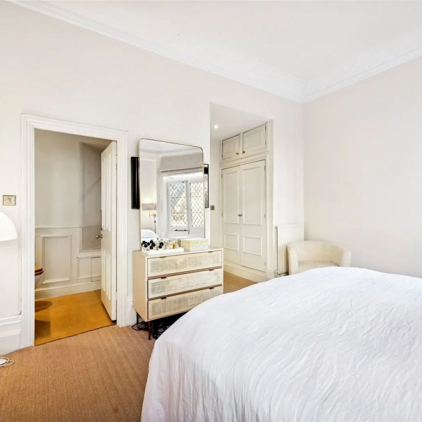 2 bedroom flat in South Kensington - Photo 1