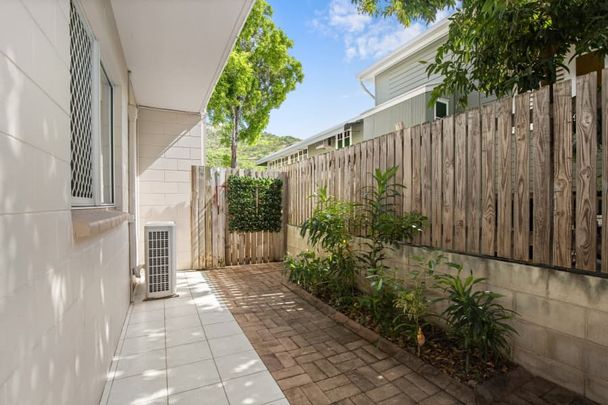 SPACIOUS 3 BEDROOM TOWNHOUSE IN WEST END - Photo 1