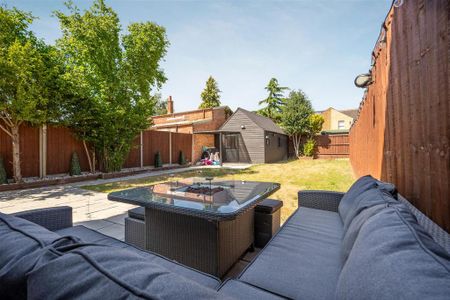 4 bedroom semi-detached house to rent - Photo 4