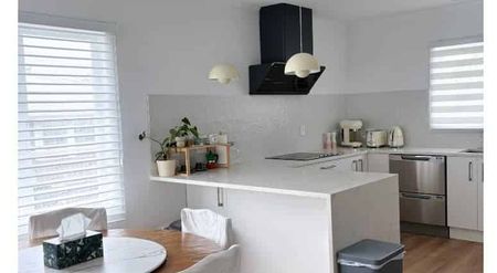 Modern 3 Bedroom Home - Photo 3