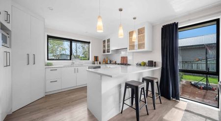 Modern Living - Three bedroom home! - Photo 4