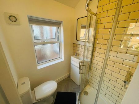 1 bedroom in a house share to rent - Photo 5
