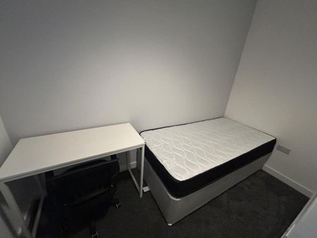 6 bedroom semi-detached house to rent - Photo 5