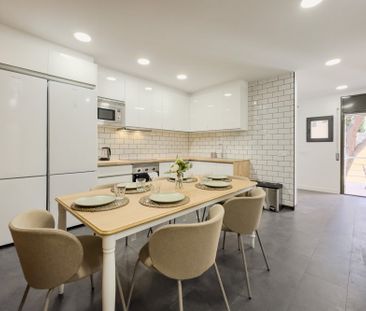 Bright&nbsp;room facing the&nbsp;private garden in Sarrià - Photo 1