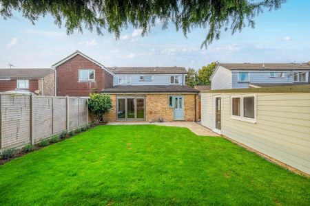 3 bedroom semi-detached house to rent - Photo 2