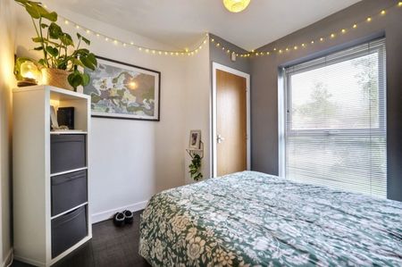 1 BED Flat - Photo 3