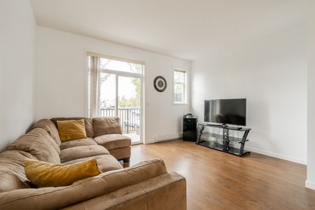 Silverwood. Spacious Three Bedrooms Townhouse - Photo 2