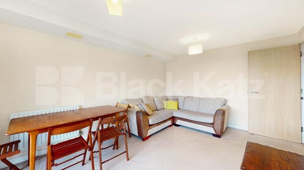 2 bedroom apartment seconds away from Caledonian road station inc all bills - Photo 1