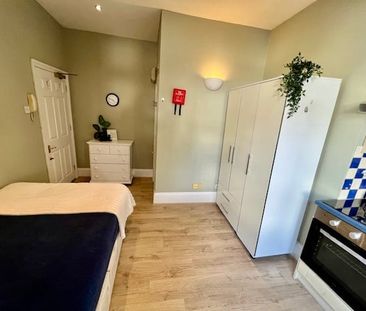 Studio Flat, Stile Hall Gardens, W4 - Photo 2