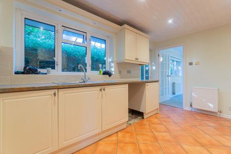 4 bedroom detached bungalow to rent - Photo 2