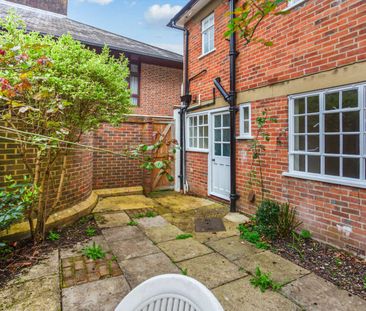 A charming two bedroom house in Winchester city centre - Photo 2