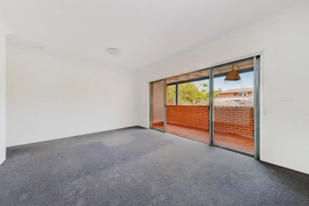 1Bedrooms, 1Bathrooms - Photo 2