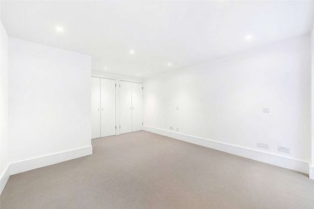 A spacious four bedroom duplex situated on the ground and lower ground floors of a period building at Lancaster Gate - Photo 4