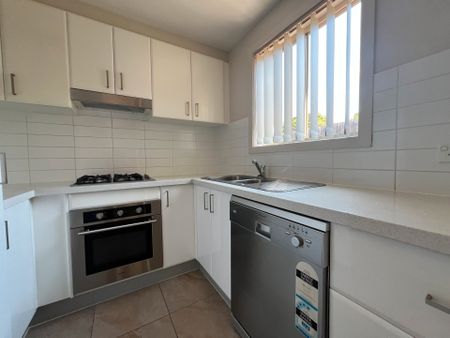 Cosy 2 Bedroom Town House In Prime Location - Photo 3