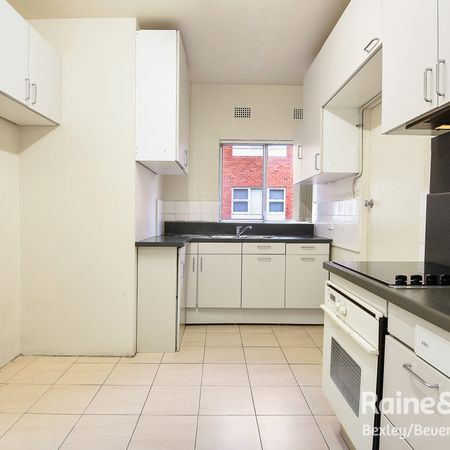 CENTRALLY LOCATED TWO-BEDROOM APARTMENT - Photo 3