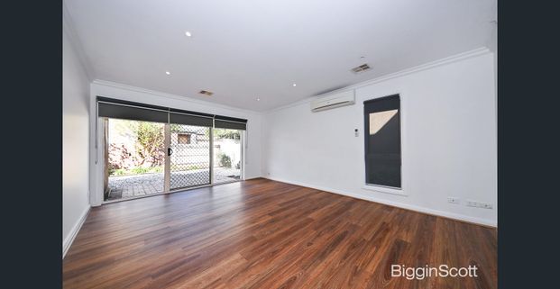 THE ULTIMATE IN TOWNHOUSE LIVING! - Photo 1