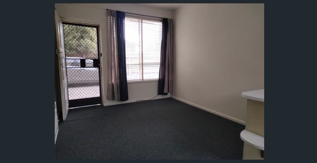 Neat 1 Bedroom flat close to all amenities!!! - Photo 1