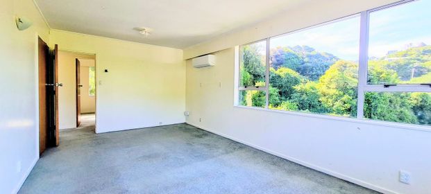 Sunny, 2-Bdrm Upper-Level Flat – Prime Location! - Photo 1