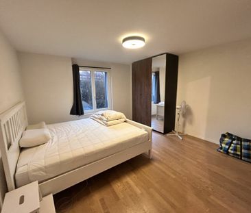 Beautiful volume for this 3.5 room apartment with a view of the lak... - Photo 3