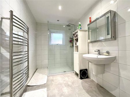 1 bedroom parking to rent - Photo 3