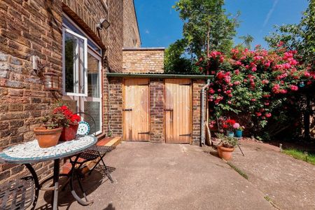 2 bedroom Flat to rent in Clifford Gardens, Kensal Rise, London, NW10 - Photo 4