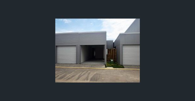 Modern Townhouse in Prime Location! - Photo 1