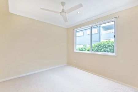 Spacious Three-Level Townhouse in Prime Gaythorne Location - Photo 2