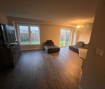 For Lease - 8 Cittadella Boulevard, Hamilton, Ontario - Photo 3