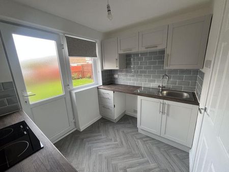 2 bedroom ground floor flat to rent - Photo 3