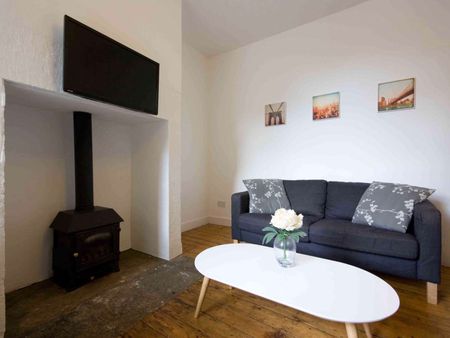 Lovely four bedroom home located right next to the town centre Room 4 - Photo 3