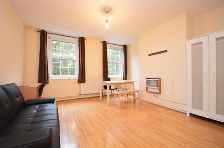 1 bedroom in a flat share to rent - Photo 2