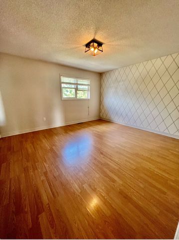 For Lease - 393 Pickering Crescent, Newmarket, Ontario - Photo 2