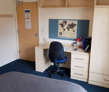 Small En-suite - Photo 6